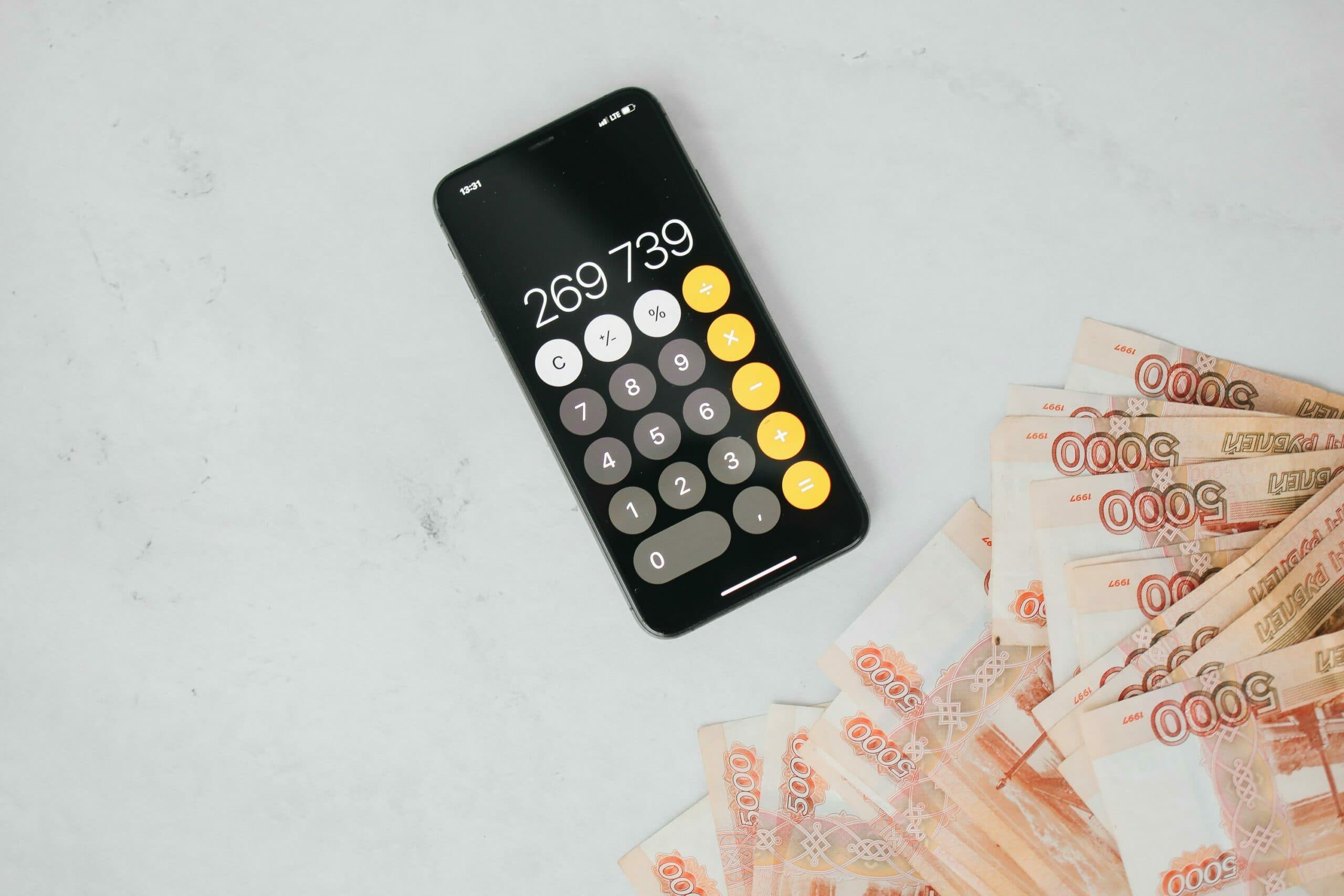 Calculatrice posée sur des documents, illustrant le calcul des droits de mutation immobilier