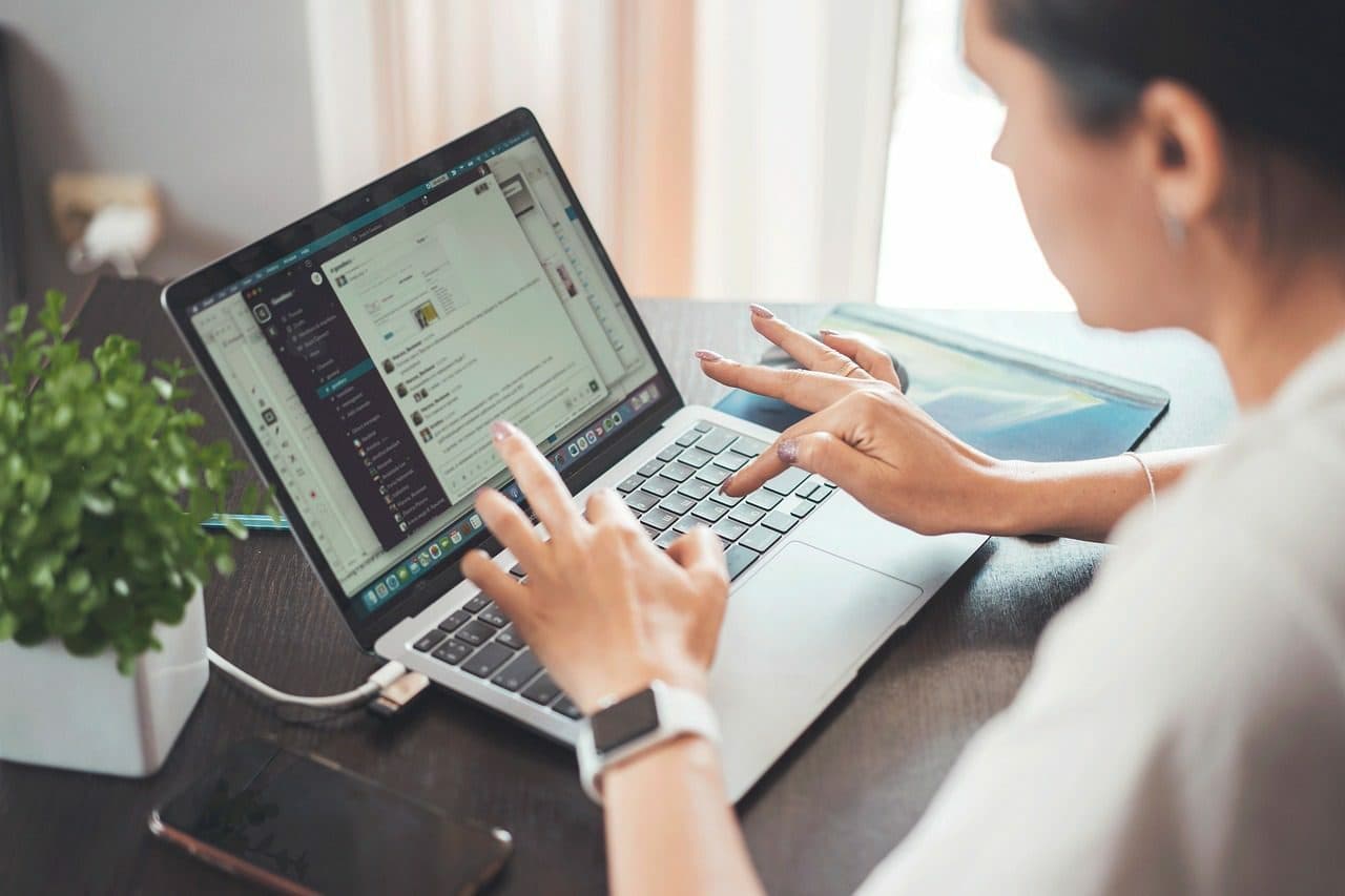 Personne en télétravail à domicile, ordinateur portable installé sur un bureau