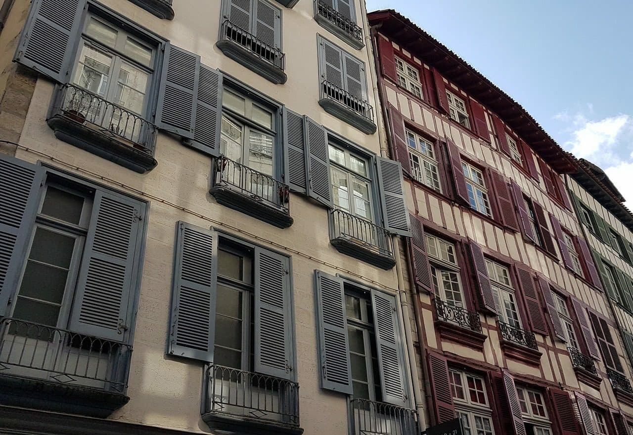 photo d'un immeuble au pays basque