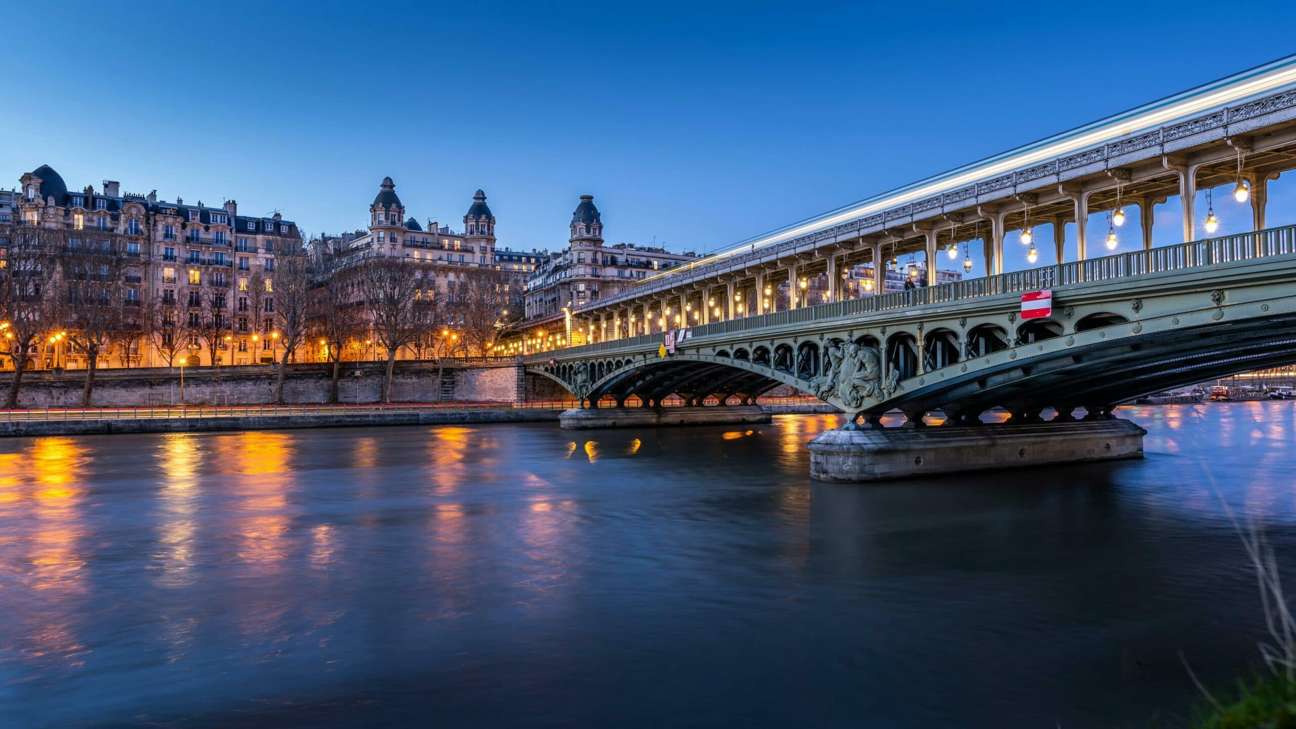 Façades d’immeubles parisiens dans un quartier concerné par l’encadrement des loyers