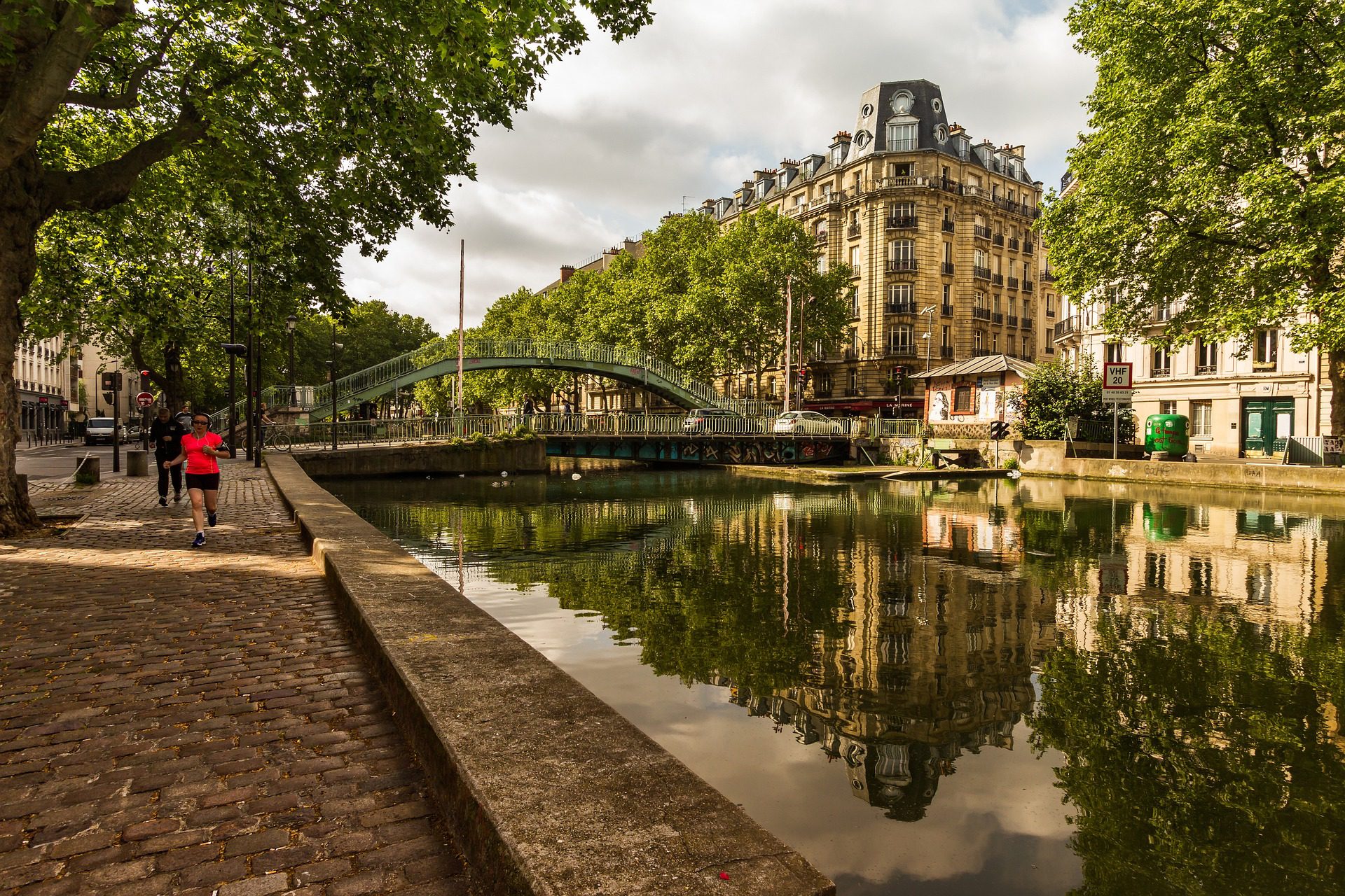 photo d'un immeuble parisien avec la seine en premier plan