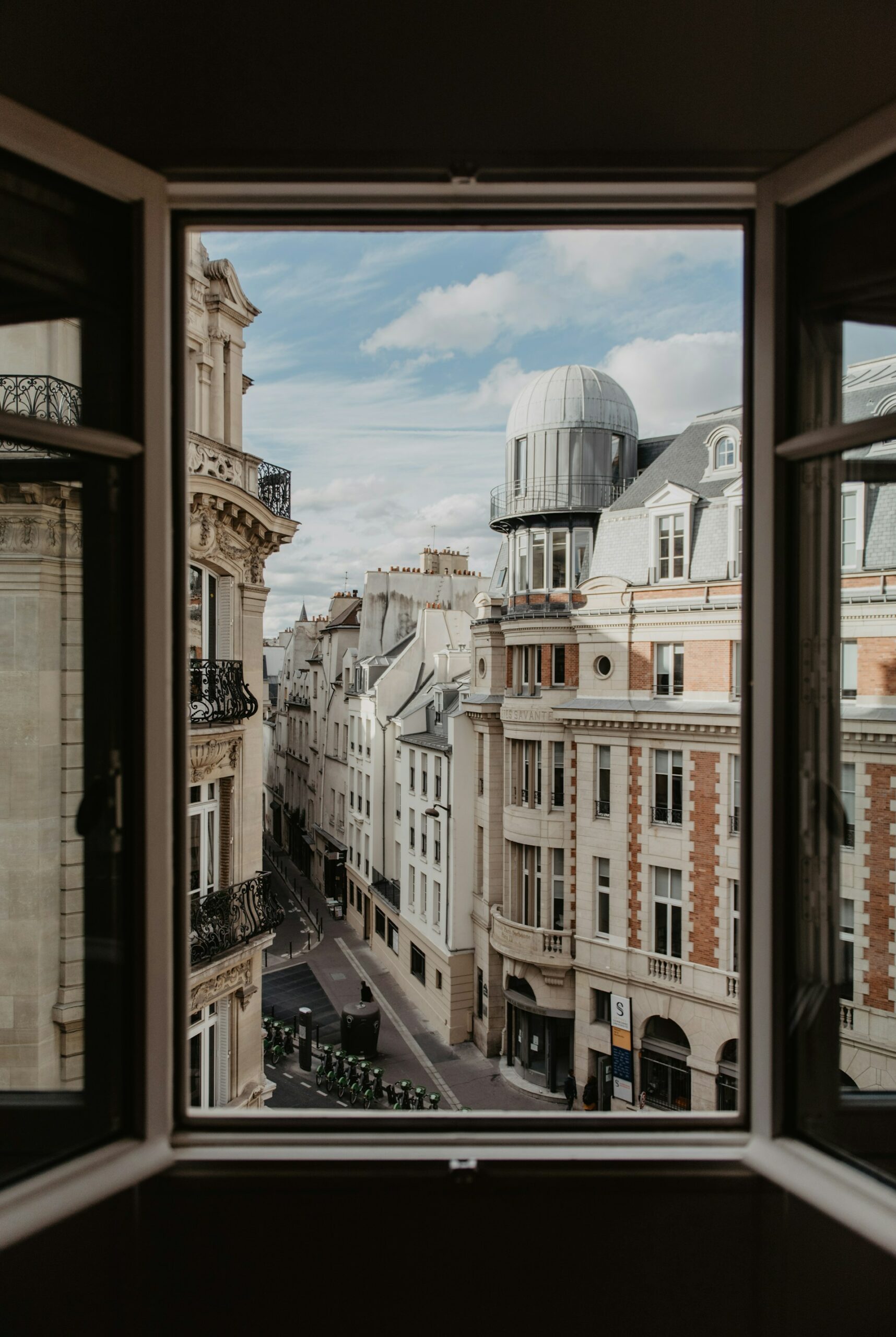 photo vue depuis une fenetre sur un croisement à Paris