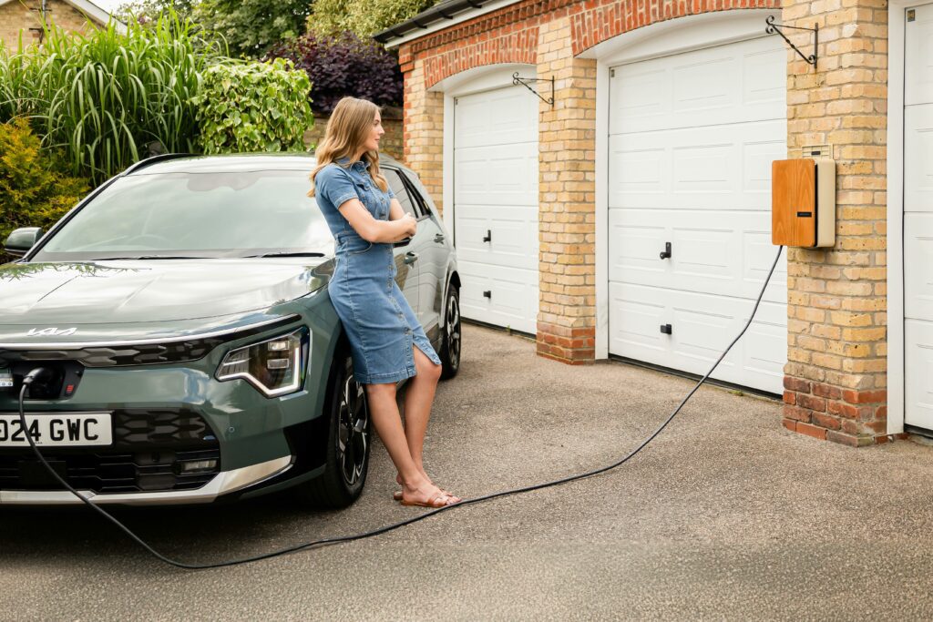 femme qui recharge sa voiture sur une borne